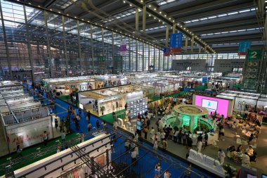 SHENZHEN, ÇİN - 27 Kasım 2019: Shenzhen Fuar ve Sergi Merkezi 'ndeki Moda Kaynak Alanı' ndaki insanların en üst görünümü.