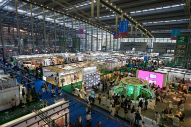 SHENZHEN, ÇİN - 27 Kasım 2019: Shenzhen Fuar ve Sergi Merkezi 'ndeki Moda Kaynak Alanı' ndaki insanların en üst görünümü.