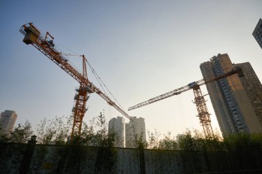 ŞENZHEN, ÇİN - 27 Kasım 2019: Akşam Shenzhen 'deki inşaat alanında vinç görüldü.