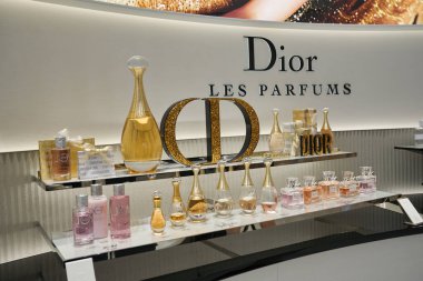 SHENZHEN, ÇİN - 27 Kasım 2019: Futian Bölgesi 'ndeki COCO Park' ta sergilenen Dior ürünleri