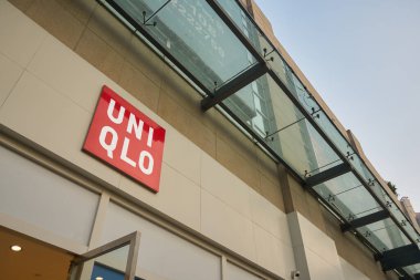 SHENZHEN, ÇİN - 27 Kasım 2019 Futian Bölgesindeki COCO Parkı 'nda benzersiz bir tabela görüldü