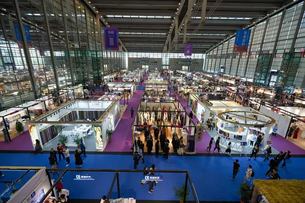 SHENZHEN, ÇİN - 27 Kasım 2019: Shenzhen Fuar ve Sergi Merkezi 'ndeki Moda Kaynak Alanı' ndaki insanların en üst görünümü.