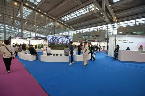 SHENZHEN, ÇİN - 27 Kasım 2019: Shenzhen Kongre ve Sergi Merkezi 'ndeki Moda Kaynak Alanı' nın iç çekimi.