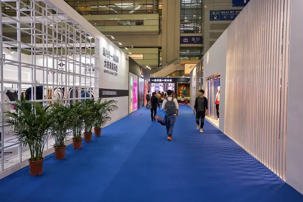 SHENZHEN, ÇİN - 27 Kasım 2019: Shenzhen Kongre ve Sergi Merkezi 'ndeki Moda Kaynak Alanı' nın iç çekimi.