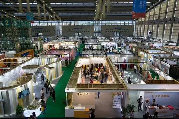 SHENZHEN, ÇİN - 27 Kasım 2019: Shenzhen Fuar ve Sergi Merkezi 'ndeki Moda Kaynak Alanı' ndaki insanların en üst görünümü.