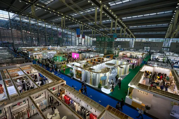 SHENZHEN, ÇİN - 27 Kasım 2019: Shenzhen Fuar ve Sergi Merkezi 'ndeki Moda Kaynak Alanı' ndaki insanların en üst görünümü.