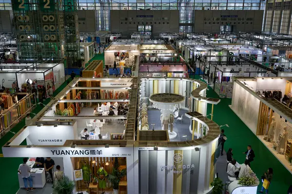 SHENZHEN, ÇİN - 27 Kasım 2019: Shenzhen Fuar ve Sergi Merkezi 'ndeki Moda Kaynak Alanı' ndaki insanların en üst görünümü.