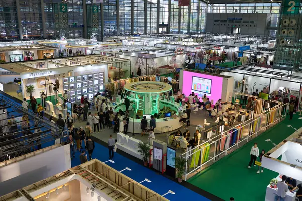 SHENZHEN, ÇİN - 27 Kasım 2019: Shenzhen Fuar ve Sergi Merkezi 'ndeki Moda Kaynak Alanı' ndaki insanların en üst görünümü.