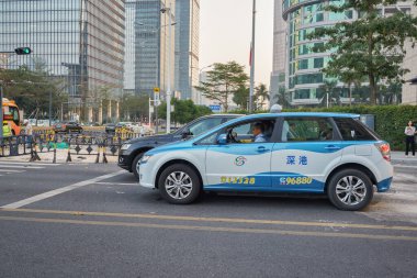 ŞENZHEN, ÇİN - 27 Kasım 2019: Futian Bölgesi, Shenzhen 'de akşam saatlerinde elektrik taksi tabelası.
