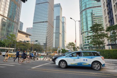 ŞENZHEN, ÇİN - 27 Kasım 2019: Futian Bölgesi, Shenzhen 'de akşam saatlerinde elektrik taksi tabelası.