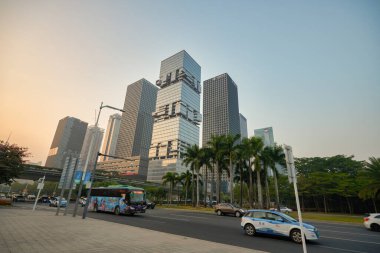 ŞENZHEN, ÇİN - 27 Kasım 2019: Şenzen kentsel manzarası sivil alacakaranlık sırasında.