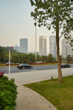 ŞENZHEN, ÇİN - 27 Kasım 2019: Şenzen kentsel manzarası sivil alacakaranlık sırasında.