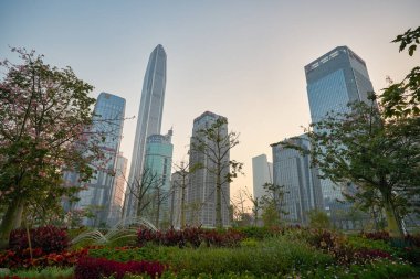 ŞENZHEN, ÇİN - 27 Kasım 2019: Şenzen kentsel manzarası sivil alacakaranlık sırasında.