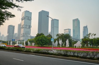 ŞENZHEN, ÇİN - 27 Kasım 2019: Şenzen kentsel manzarası sivil alacakaranlık sırasında.