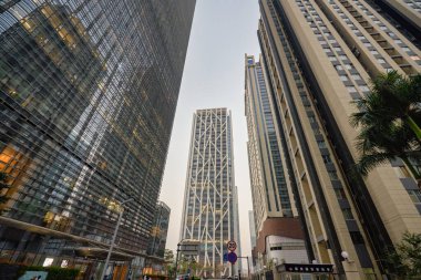 ŞENZHEN, ÇİN - 27 Kasım 2019: Şenzen kentsel manzarası sivil alacakaranlık sırasında.