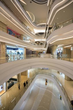 SHENZHEN, ÇİN - 27 Kasım 2019: One Avenue alışveriş merkezinin içi.