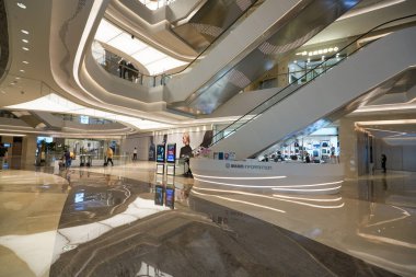 SHENZHEN, ÇİN - 27 Kasım 2019: One Avenue alışveriş merkezinin içi.