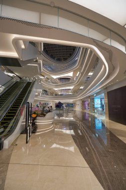 SHENZHEN, ÇİN - 27 Kasım 2019: One Avenue alışveriş merkezinin içi.
