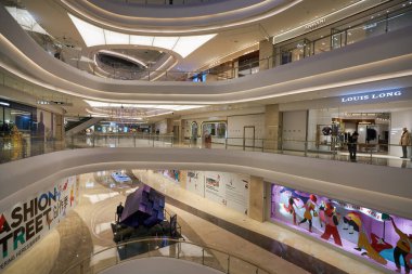 SHENZHEN, ÇİN - 27 Kasım 2019: One Avenue alışveriş merkezinin içi.