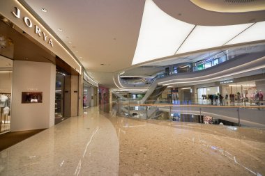 SHENZHEN, ÇİN - 27 Kasım 2019: One Avenue alışveriş merkezinin içi.