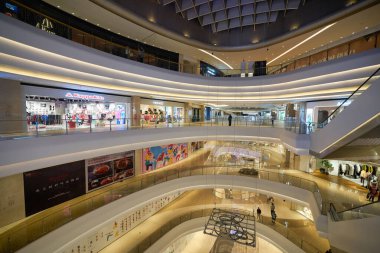 SHENZHEN, ÇİN - 27 Kasım 2019: One Avenue alışveriş merkezinin içi.