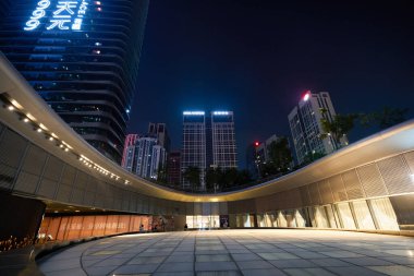 ŞENZHEN, ÇİN - 27 Kasım 2019: Shenzhen şehir merkezindeki One Avenue alışveriş merkezinden görüş.