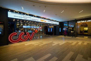 ŞENZHEN, ÇİN - 27 Kasım 2019: One Avenue alışveriş merkezindeki CGV Tiyatrosu 'nda satış alanı.