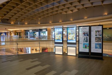 SHENZHEN, ÇİN - 27 Kasım 2019: One Avenue alışveriş merkezinin içi.