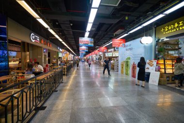 SHENZHEN, Çin - 27 Kasım 2019: Shenzhen 'de büyük bir yeraltı alışveriş merkezi ve yürüyüş yolu olan Link City' nin iç çekimleri.