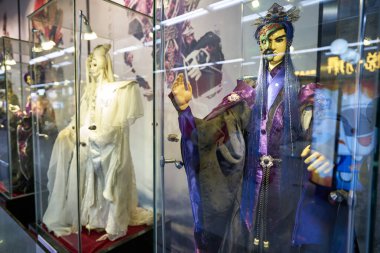 SHENZHEN, ÇİN - 27 Kasım 2019: Shenzhen 'de büyük bir yeraltı alışveriş merkezi ve geçidi olan Link City' de sergilenen çeşitli giyimli bebekler.