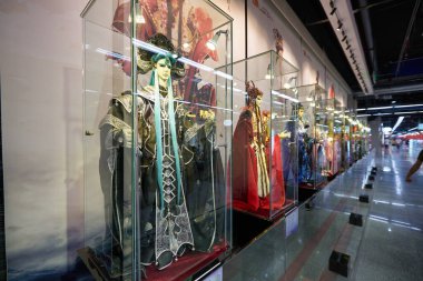 SHENZHEN, ÇİN - 27 Kasım 2019: Shenzhen 'de büyük bir yeraltı alışveriş merkezi ve geçidi olan Link City' de sergilenen çeşitli giyimli bebekler.