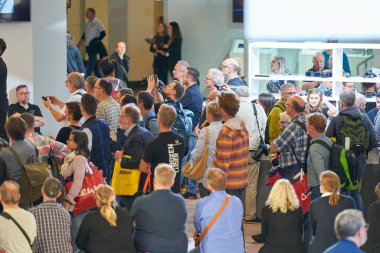 COLOGNE, ALMANY - CIRCA EPTEMBER, 2018: Photokina Exhibition 'daki Sony Space' de atmosfer. Photokina, Avrupa 'da fotoğraf ve görüntüleme endüstrisi için düzenlenen bir ticaret fuarıdır..