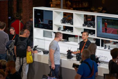 COLOGNE, ALMANY - CIRCA EPTEMBER, 2018: Photokina Exhibition 'daki Sony Space' de atmosfer. Photokina, Avrupa 'da fotoğraf ve görüntüleme endüstrisi için düzenlenen bir ticaret fuarıdır..