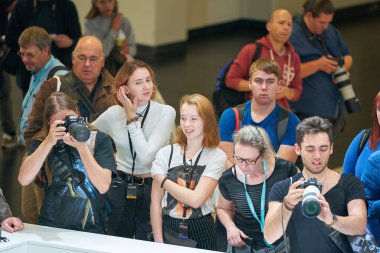 COLOGNE, ALMANY - CIRCA EPTEMBER, 2018: İnsanlar Photokina Exhibition 'daki Sony Space' deki DSLR kameralarını deniyorlar. Photokina, Avrupa 'da fotoğraf ve görüntüleme endüstrisi için düzenlenen bir ticaret fuarıdır..