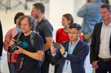 COLOGNE, ALMANY - CIRCA EPTEMBER, 2018: Photokina Exhibition 'daki Sony Space' de atmosfer. Photokina, Avrupa 'da fotoğraf ve görüntüleme endüstrisi için düzenlenen bir ticaret fuarıdır..