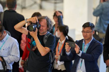 COLOGNE, ALMANY - CIRCA EPTEMBER, 2018: Photokina Exhibition 'daki Sony Space' de atmosfer. Photokina, Avrupa 'da fotoğraf ve görüntüleme endüstrisi için düzenlenen bir ticaret fuarıdır..
