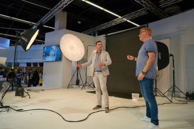 COLOGNE, ALMANY - CIRCA EPTEMBER, 2018: Photokina Exhibition 'daki Sony Space' de atmosfer. Photokina, Avrupa 'da fotoğraf ve görüntüleme endüstrisi için düzenlenen bir ticaret fuarıdır..