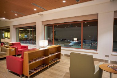 MADRID, SPAIN - CIRCA JANUARY, 2020: Madrid-Barajas Havalimanı 'nın ana havaalanı olan Madrid-Barajas salonunun iç çekimleri.