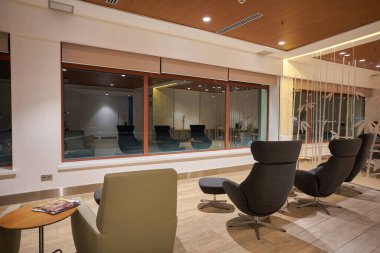 MADRID, SPAIN - CIRCA JANUARY, 2020: Madrid-Barajas Havalimanı 'nın ana havaalanı olan Madrid-Barajas salonunun iç çekimleri.