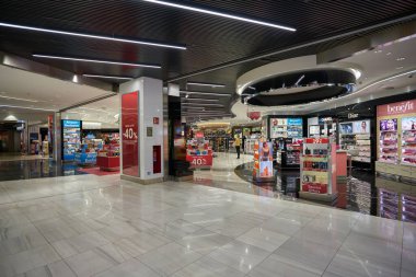 MADRID, İspanya - CIRCA JANUARY, 2020: Madrid-Barajas Havaalanı 'nın iç çekimleri, Madrid' in ana havaalanı.