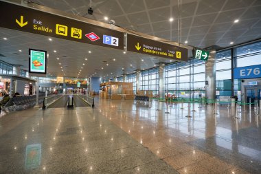 MADRID, İspanya - CIRCA JANUARY, 2020: Madrid-Barajas Havaalanı 'nın iç çekimleri, Madrid' in ana havaalanı.