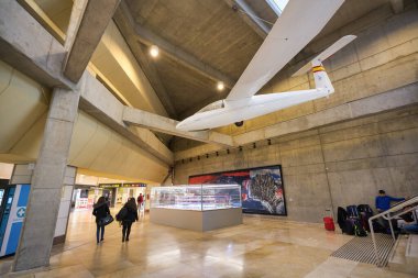 MADRID, İspanya - CIRCA JANUARY, 2020: Madrid-Barajas Havaalanı 'nın iç çekimleri, Madrid' in ana havaalanı.