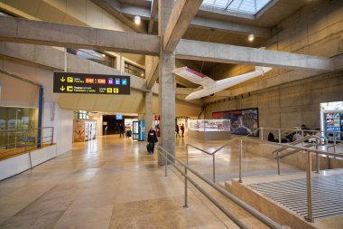 MADRID, İspanya - CIRCA JANUARY, 2020: Madrid-Barajas Havaalanı 'nın iç çekimleri, Madrid' in ana havaalanı.
