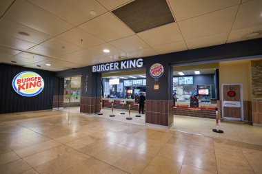 MADRID, İspanya - CIRCA JANUARY, 2020: Madrid-Barajas Havaalanı 'nda Burger King.