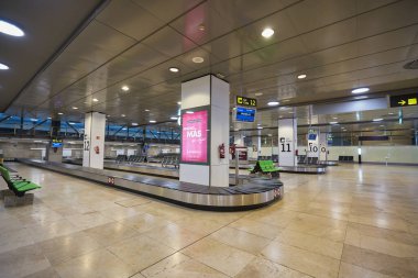 MADRID, SPAIN - CIRCA JANUARY, 2020: Madrid-Barajas Havaalanı 'ndaki bagaj geri alma alanı, Madrid' in ana havaalanı.