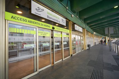 MADRID, İspanya - CIRCA JANUARY, 2020: Madrid-Barajas Havaalanı girişi.
