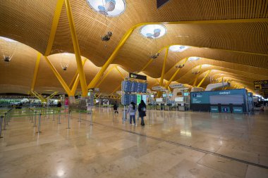 MADRID, İspanya - CIRCA JANUARY, 2020: Madrid-Barajas Havaalanı 'nın iç çekimleri, Madrid' in ana havaalanı.