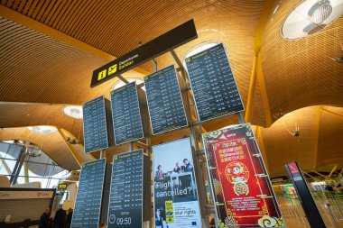 MADRID, İspanya - CIRCA JANUARY, 2020: Madrid-Barajas Havalimanı 'ndaki uçuş bilgi ekran sistemi.