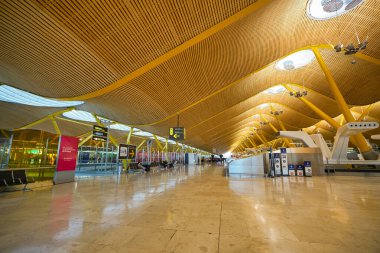 MADRID, İspanya - CIRCA JANUARY, 2020: Madrid-Barajas Havaalanı 'nın iç çekimleri, Madrid' in ana havaalanı.
