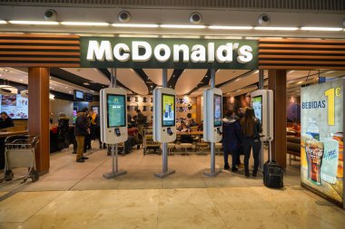 MADRID, İspanya - CIRCA JANUARY, 2020: Madrid-Barajas Havaalanı 'ndaki McDonald' s fast-food restoranı.
